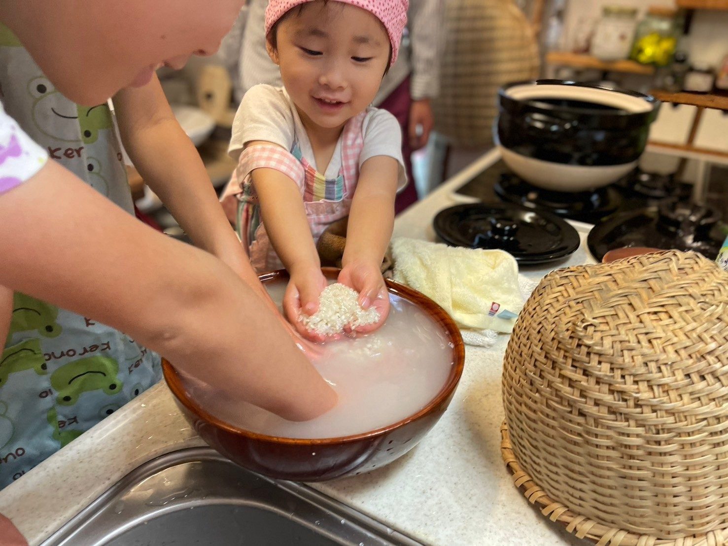 ワークショップで麹を手にのせる子どもたち
