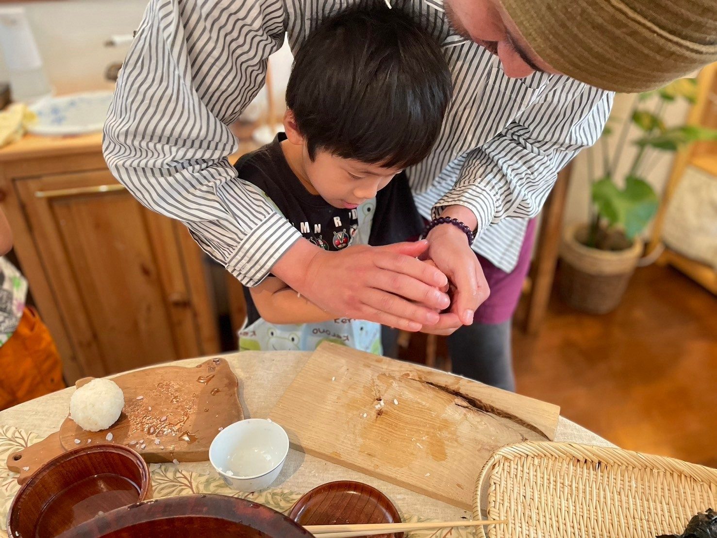 親子で食卓を囲む様子