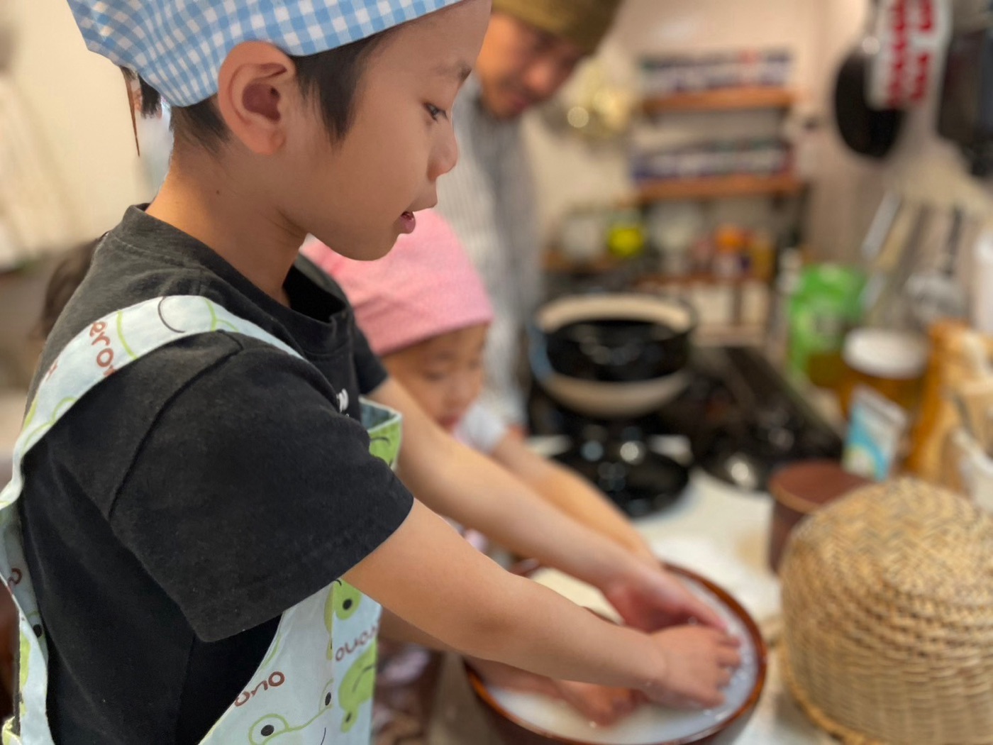 発酵ワークショップで料理に取り組む子どもたち