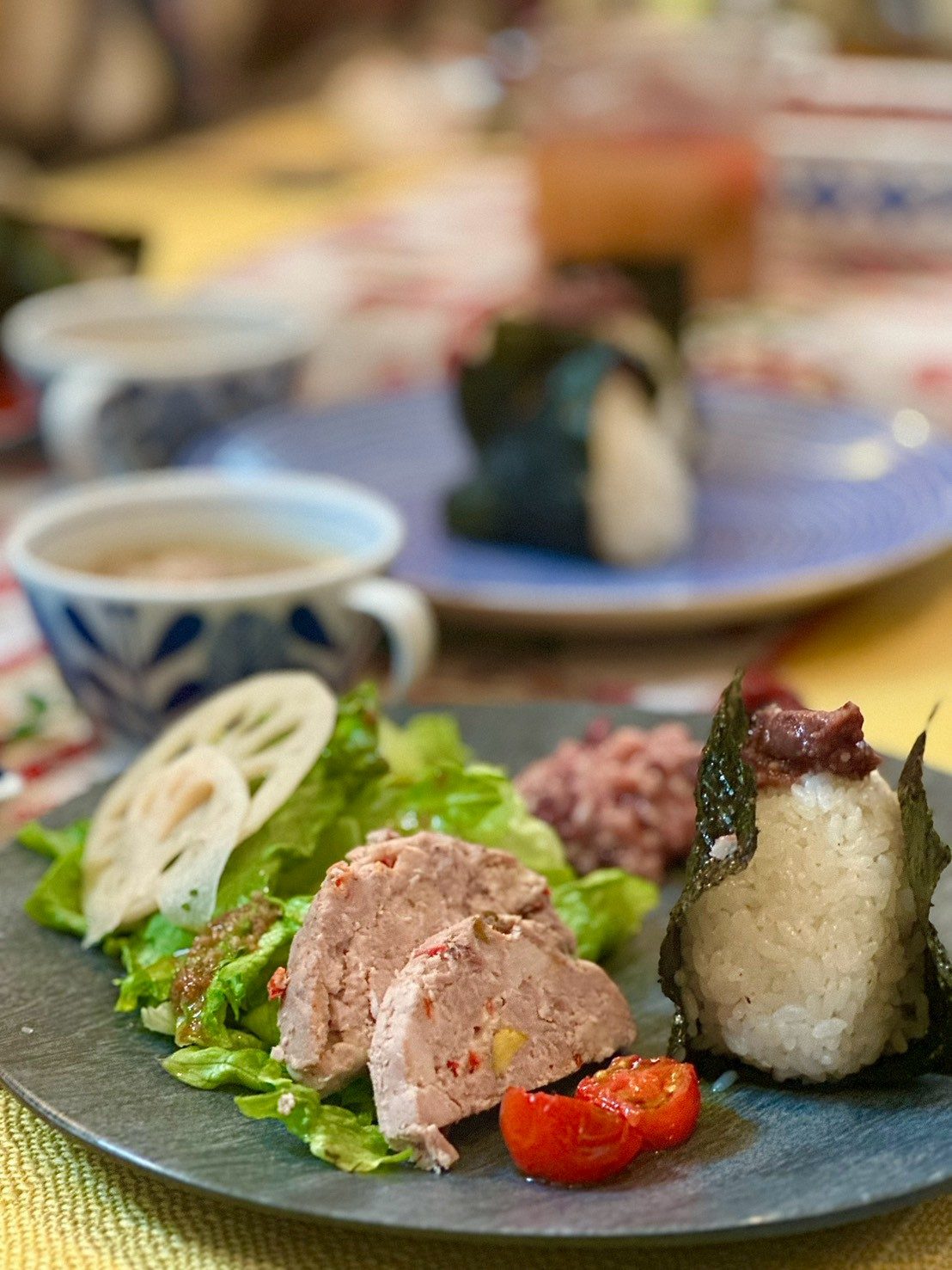 和リッサを添えた一皿。おにぎりと、肉のテリーヌ、彩り野菜
