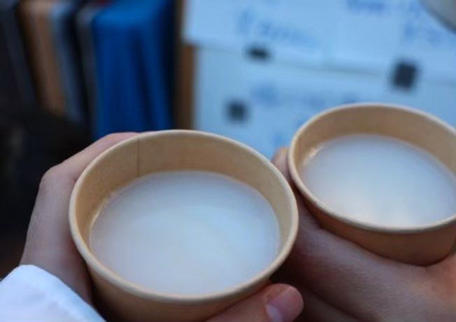 雪どけこうじで仕込んだ甘酒を注いだ猪口